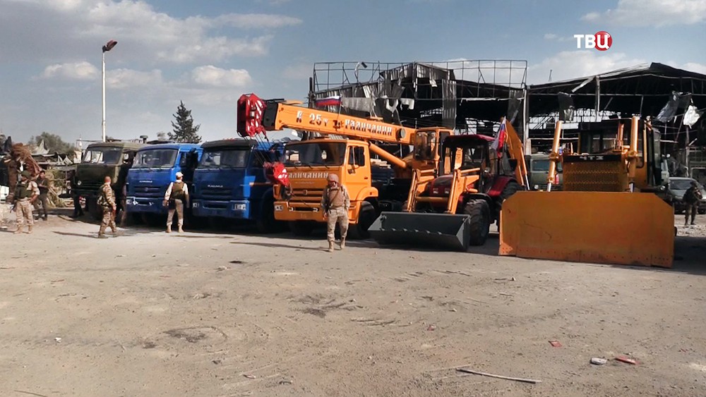 На стройку доставили на 24 грузовиках песок. Сирийский бульдозер. Бульдозер в Сирии. Фуры в Сирии.